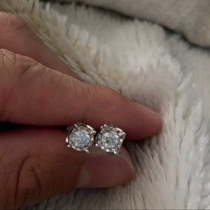 1 carat diamond studs. With butterfly back. Unisex